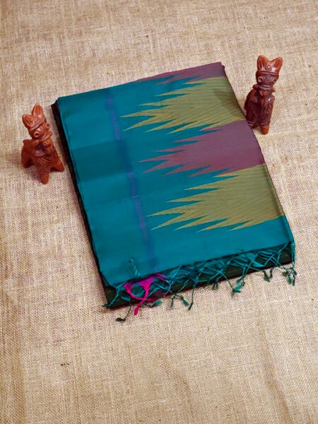 Kora Silk Cotton Sarees with Temple Design on Pallu.