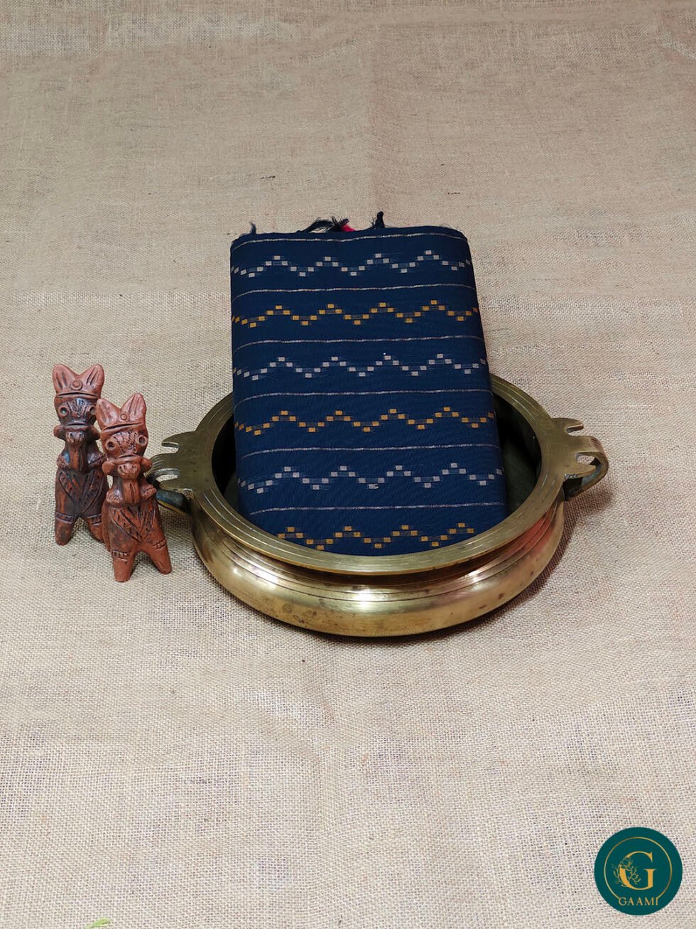 Handloom Cotton Saree – Blue with Zig-Zag Thread Work and Magenta Border